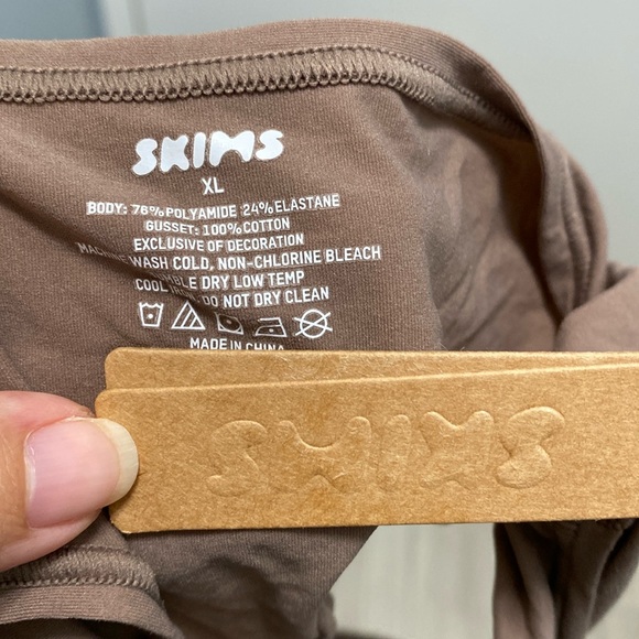NWT SKIMS fits everybody thong in umber - Picture 4 of 4